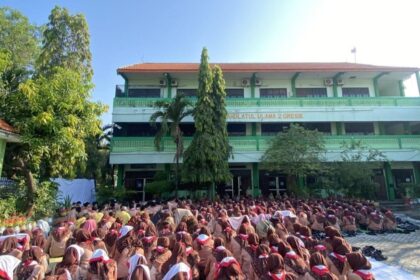 Menyambut bergulirnya Hari Santri Nasional tahun 2025, SMA NU 2 Gresik menggelar Doa Bersama untuk Keluarga Besar Ponpes Al Khoziny hingga melaksanakan Ziarah ke makam Muassis NU dan tokoh pendiri sekolah. Foto: ist/NUGres