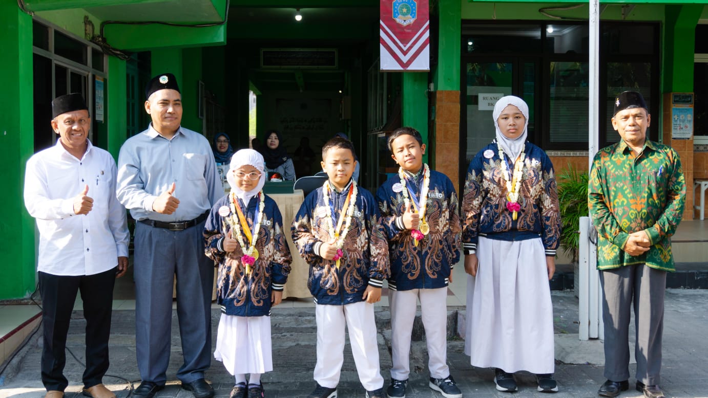 Bangga, pemangku sekolah mengabadikan momen dengan berfoto bersama 4 siswa SD NU 1 Trate Gresik. Foto: dok SD NU 1 Gresik/NUGres 