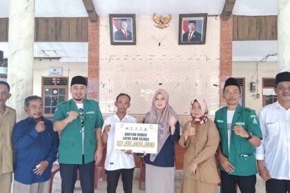 Sinergi PC GP Ansor Gresik bersama dengan Badan Amil Zakat Nasional (Baznas) Kabupaten Gresik bantu warga untuk mewujudkan rumah tinggal yang layak huni, Selasa (4/11/2025). Foto: dok PC GP Ansor Gresik/NUGres