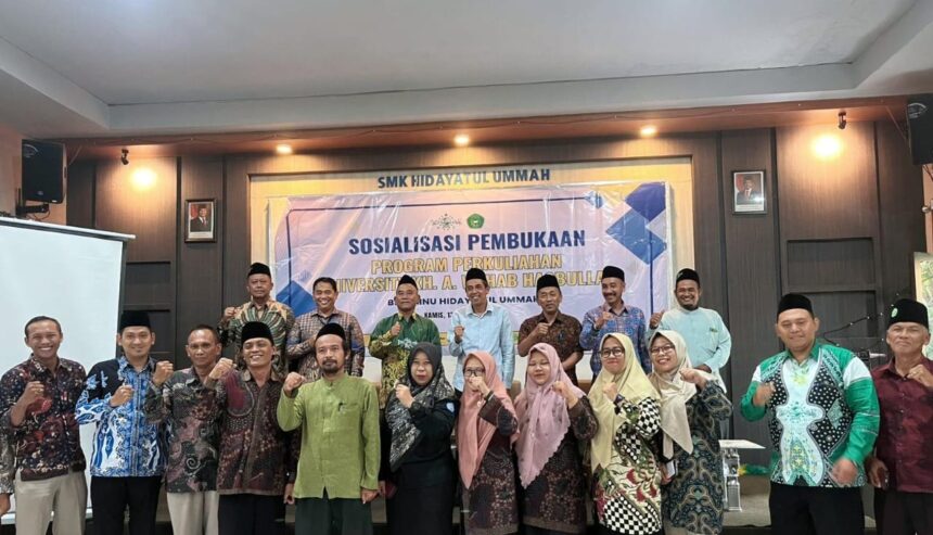 Pengurus BP3MNU Hidayatul Ummah Balongpanggang Gresik bersama tim Universitas KH Abdul Wahab Hasbullah (Unwaha) Jombang, mengabadikan momen dengan berfoto bersama seusai menggelar proses pembahasan dan sejumlah kesepakatan, Kamis (13/11/2025). Foto: dok BP3MNU Hidayatul Ummah/NUGres