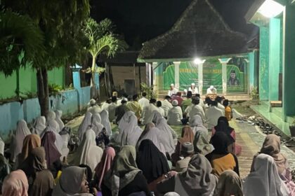 Ratusan warga mengkuti Rutinan Jam'iyah Manaqib Jawahirul Ma'ani di Ponpes Ngallah Gresik, Sabtu (8/11/2025). Foto: Samsul/NUGres