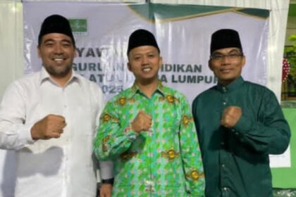 Ketua Tanfidziyah MWCNU Gresik Ustadz Mokh. Zainuri (baju putih) memberikan apresiasi atas terpilihnya Ahmad Rahman Budiman (tengah) sebagai Ketua Perguruan Pendidikan Nahdlatul Ulama Lumpur (PPNU Lumpur) periode 2025 - 2030. Foto: dok MWCNU Gresik/NUGres