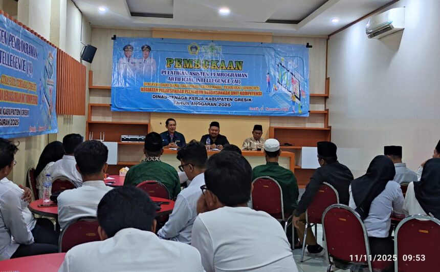 Siapkan tenaga muda yang terampil bagi dunia Industri, Pemerintah Kabupaten Gresik melalui Disnaker, berkolaborasi dengan PCNU dan LPK Omah Masyarakat Berdaya Gresik memberikan Pelatihan Asisten Pemrograman Artificial Intelligence yang dibuka pada Selasa (11/11/2025). Foto: NUGres