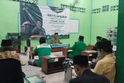 Pimpinan Anak Cabang (PAC) Gerakan Pemuda Ansor Balongpanggang merawat tradisi pesantren lewat kajian rutin Kitab Attibyan dan Manaqib Nurul Burhani, Sabtu (1/11/2025). Foto: dok PAC GP Ansor Balongpanggang/NUGres