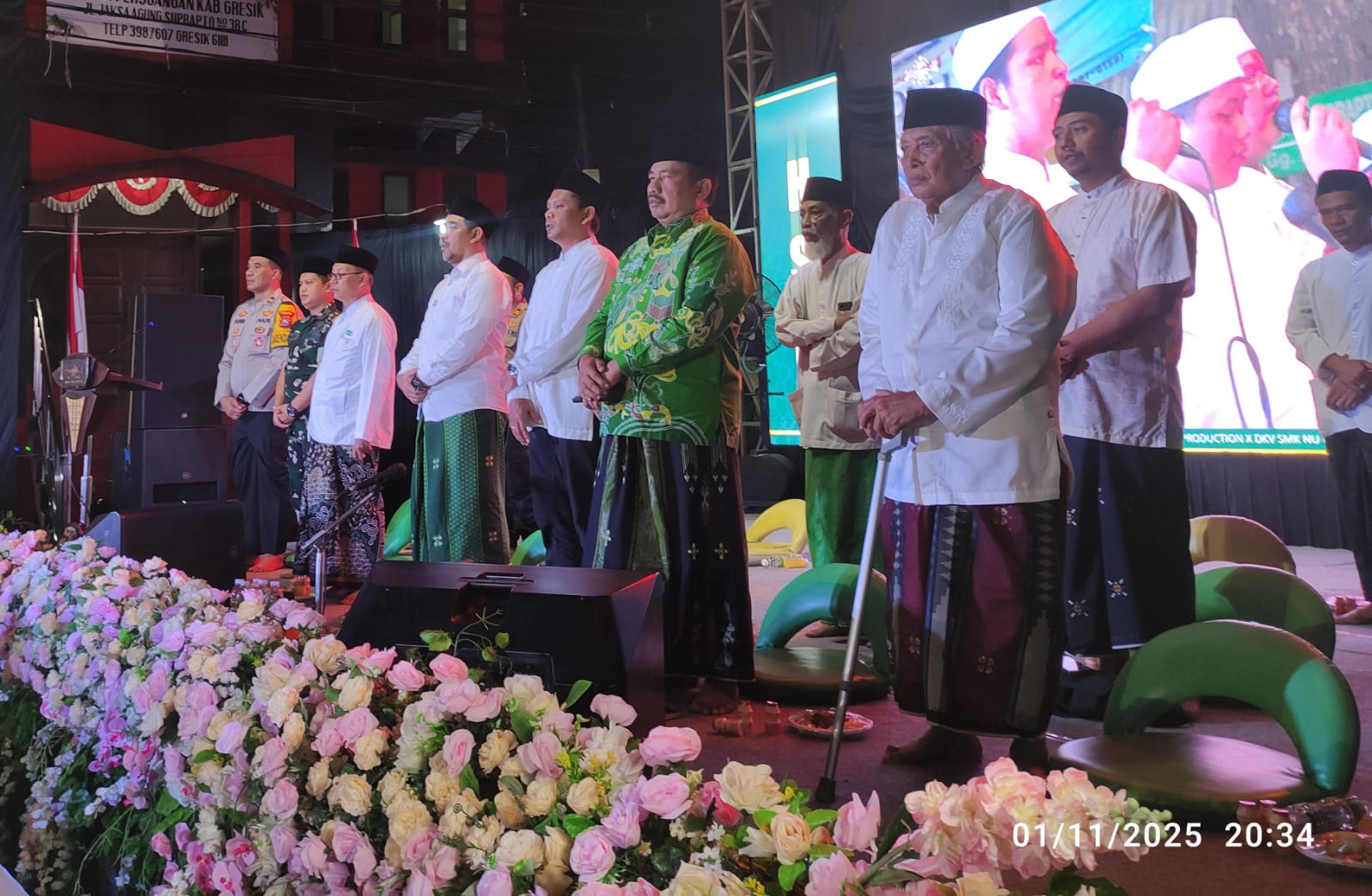 Kegiatan puncak peringatan Hari Santri Nasional 2025 MWCNU Gresik, tampak dihadiri para kiai, tokoh masyarakat hingga pejabat pemerintah. Foto: NUGres