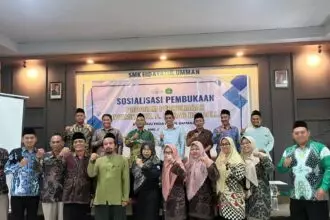 Pengurus BP3MNU Hidayatul Ummah Balongpanggang Gresik bersama tim Universitas KH Abdul Wahab Hasbullah (Unwaha) Jombang, mengabadikan momen dengan berfoto bersama seusai menggelar proses pembahasan dan sejumlah kesepakatan, Kamis (13/11/2025). Foto: dok BP3MNU Hidayatul Ummah/NUGres