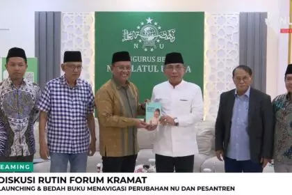 Ketua Umum PBNU KH Yahya Cholil Staquf menerima buku berjudul "Menavigasi Perubahan NU dan Pesantren; Syarah Pemikiran Gus Yahya", Jumat (14/11/2025) siang. Foto: YouTube TVNU