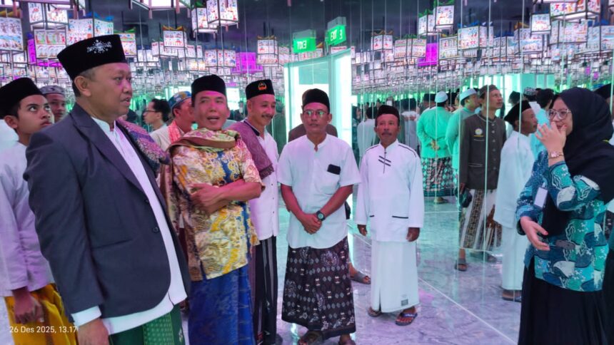 Ketua Majelis Wakil Cabang Nahdlatul Ulama (MWCNU) Balongpanggang, H. Moch. Machmud, melakukan kunjungan ke Gresik Universal Science (GUS) yang berlokasi di kompleks Islamic Center Gresik, Jumat (26/12/2025). Foto: Samsul/NUGres