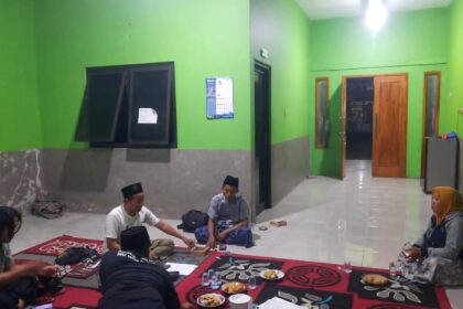 Sejumlah pengurus Lembaga Amil Zakat Infak dan Sedekah Nahdlatul Ulama (Lazisnu) MWCNU Kedamean menggelar Rapat Koordinasi pada Rabu (3/12/2025) malam, dalam rangka mempersiapkan peringatan Hari Lahir ke-21. Foto: dok Lazisnu MWCNU Kedamean/NUGres