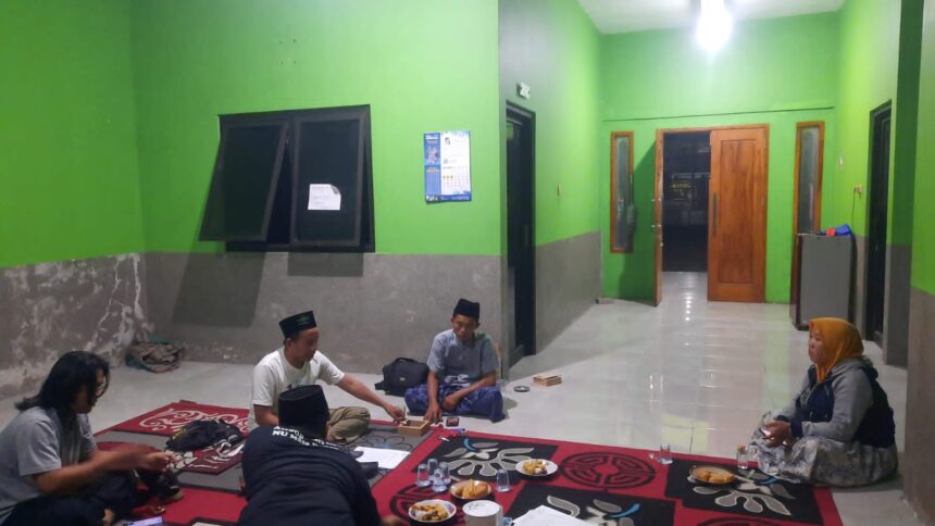 Sejumlah pengurus Lembaga Amil Zakat Infak dan Sedekah Nahdlatul Ulama (Lazisnu) MWCNU Kedamean menggelar Rapat Koordinasi pada Rabu (3/12/2025) malam, dalam rangka mempersiapkan peringatan Hari Lahir ke-21. Foto: dok Lazisnu MWCNU Kedamean/NUGres