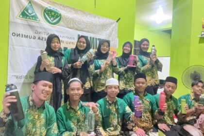 Pimpinan Ranting IPNU IPPNU Gumeno Gresik mendorong para kader untuk menerapkan etika lingkungan dalam pertemuan rutin yang diselenggarakan secara berkelanjutan. Foto: dok PR IPNU IPPNU Gumeno/NUGres