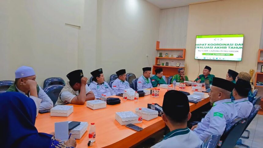 Akhir Tahun 2025, Lembaga Amil Zakat Infak dan Sedekah Nahdlatul Ulama (Lazisnu) di tingkat PCNU Gresik dan MWCNU se-Gresik perkuat konsolidasi juga bahas NU Peduli donasi kemanusiaan, Jumat (19/12/2025). Foto: dok Lazisnu PCNU Gresik/NUGres