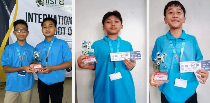 Empat siswa Madrasah Tsanawiyah (MTs) Tarbiyatul Wathon Gresik berhasil menorehkan prestasi gemilang di Ajang Robotik Internasional IISRO 2025. Foto: dok MTs Tarbiyatul Wathon Panceng Gresik/NUGres