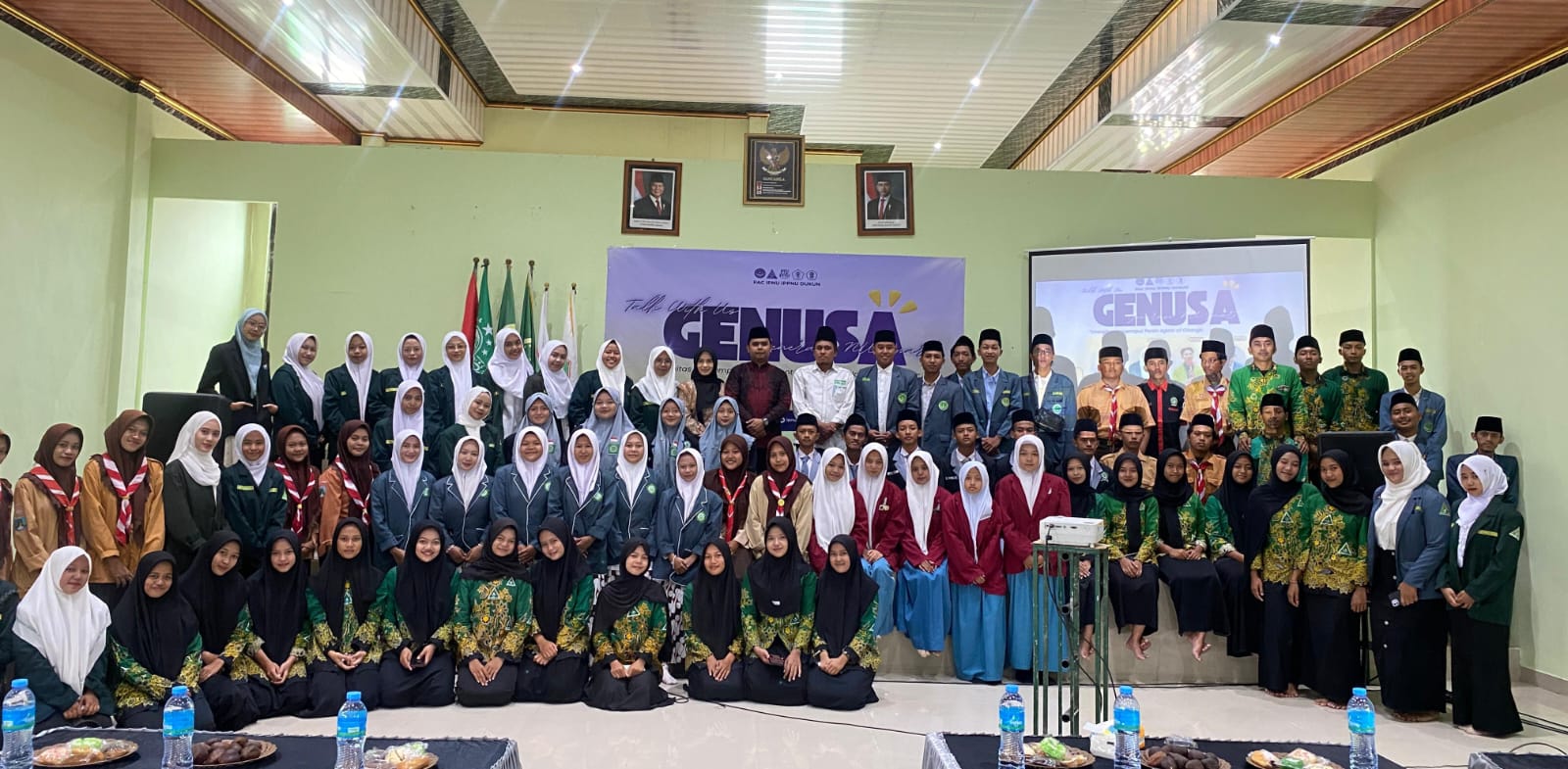 Ratusan peserta bersama narasumber dan para tokoh tamu undangan kegiatan GENUSA PAC IPNU IPPNU Dukun mengabadikan momen dengan foto bersama. Foto: dok PAC IPNU IPPNU Dukun/NUGres 