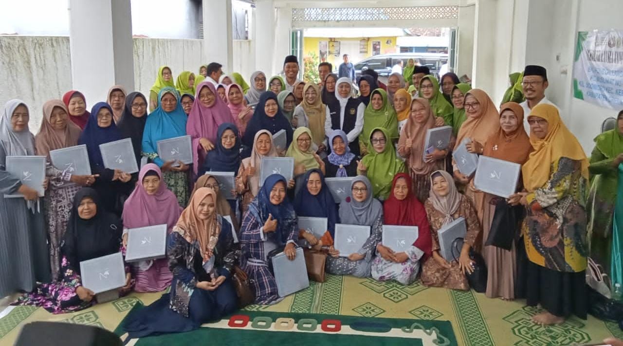 Bu Gubernur Jatim Hj Khofifah mengabadikan momen dengan Santri Pondok Lansia, jajaran pengurus Muslimat NU Gresik serta undangan yang turut hadir. Foto: dok PC Muslimat NU Gresik/NUGres 