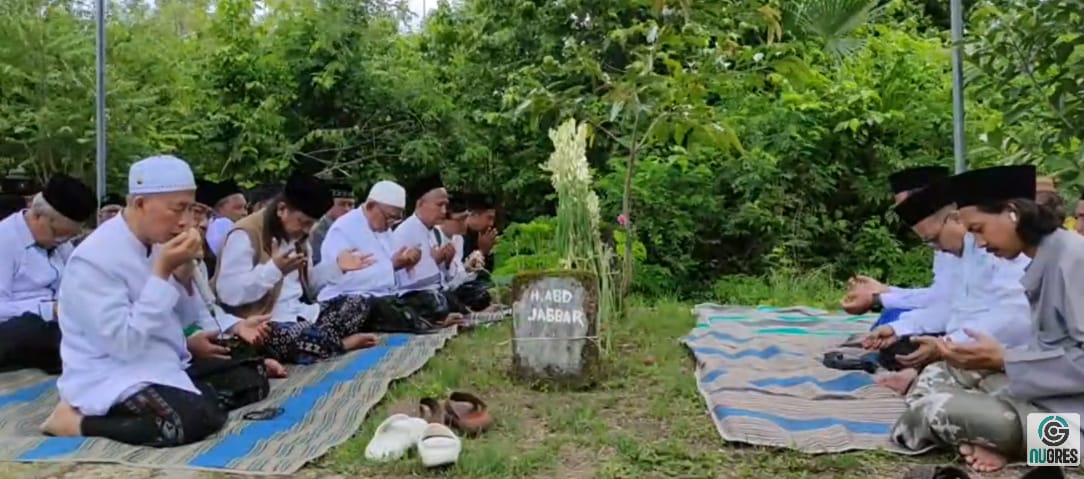 PWNU Jatim bersama jamaah ziarah di makbarah KH Abd Jabbar. Foto: NUGres