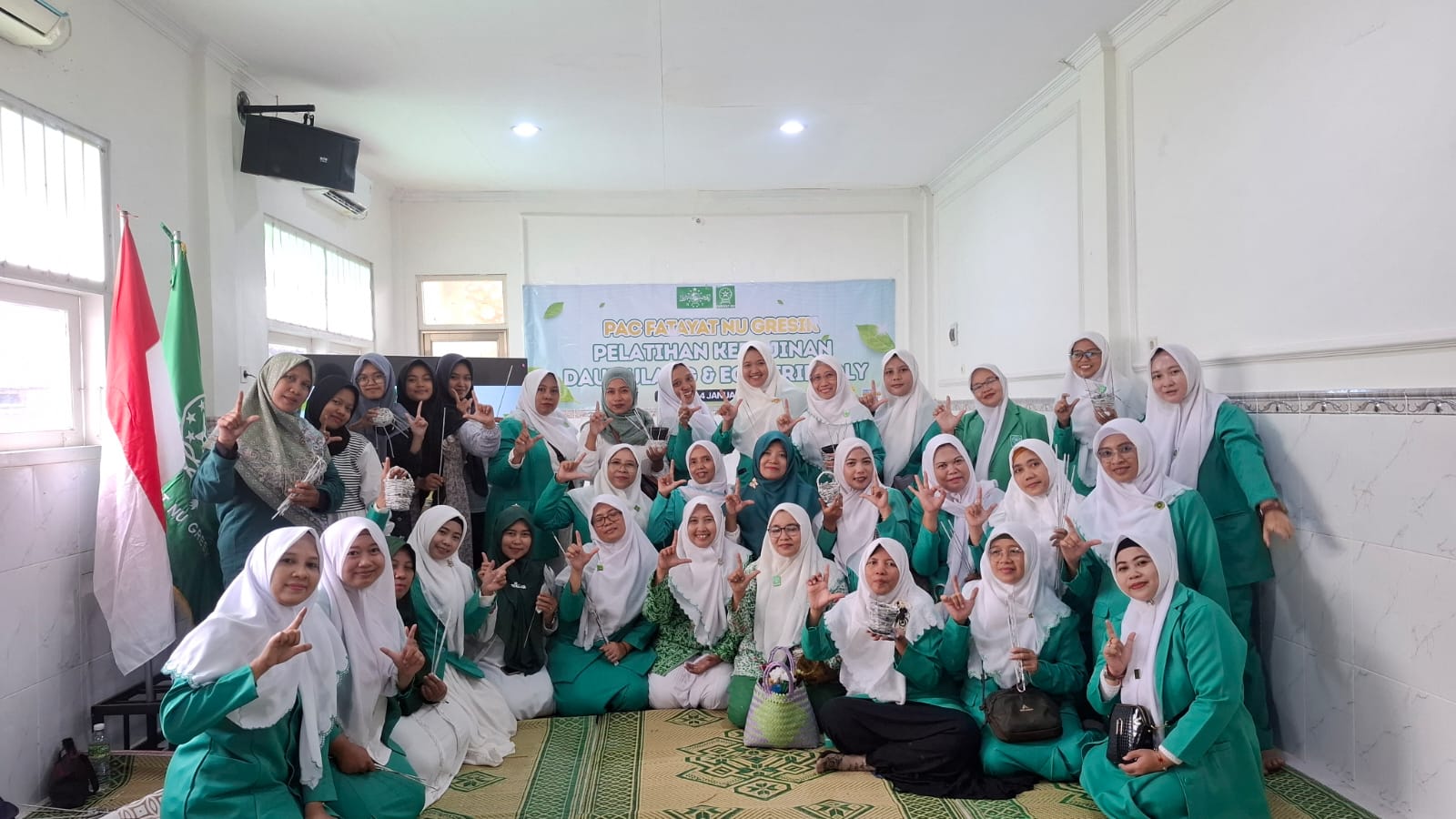 Peserta Pelatihan Eco Friendly PAC Fatayat NU Gresik mengabadikan momen dengan berfoto bersama seusai mengikuti kegiatan. Foto; dok PAC Fatayat NU Gresik/NUGres