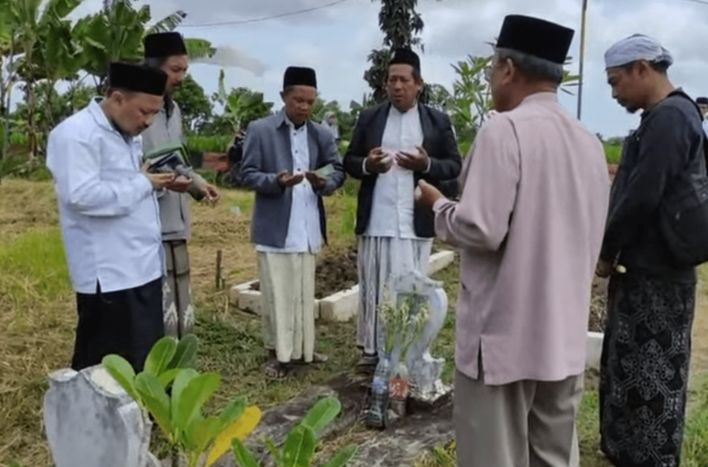 Jamaah Ziarah Muassis dan Muharrik NU berdoa di makbarah KH Hamid Faqih. Foto: NUGres