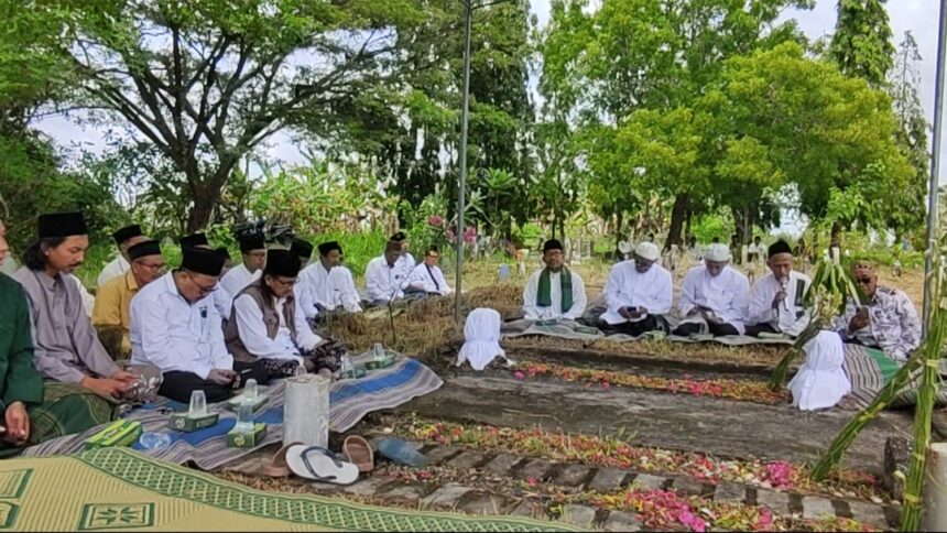 Memperingati Harlah ke-100 NU Tahun Masehi, PWNU Jatim menggelar Ziarah Muassis dan Muharrik NU di wilayah Kabupaten Gresik, antara lain ke KH Faqih Maskumambang, KH Hamid Faqih dan KH Abd Jabbar, Sabtu (24/1/2026). Foto: NUGres
