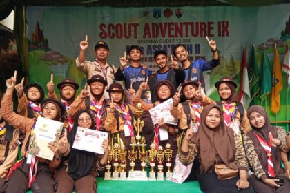 MI Al Karimi Tebuwung Dukun Gresik berhasil menyabet Juara Umum dalam event Scout Adventure IX yang digelar di MTs Assa’adah II Sampurnan Bungah Gresik, Ahad (25/1/2026). Foto: dok MI Al Karimi Tebuwung/NUGres