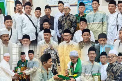 Rihlah sowan kiai, Majelis Wakil Cabang Nahdlatul Ulama (MWCNU) Kebomas, mendapatkan pesan tiga ruh NU dari Gus Salam Pengasuh Pondok Pesantren Manbaul Ma'arif Denanyar Jombang. Foto: dok MWCNU Kebomas/NUGres