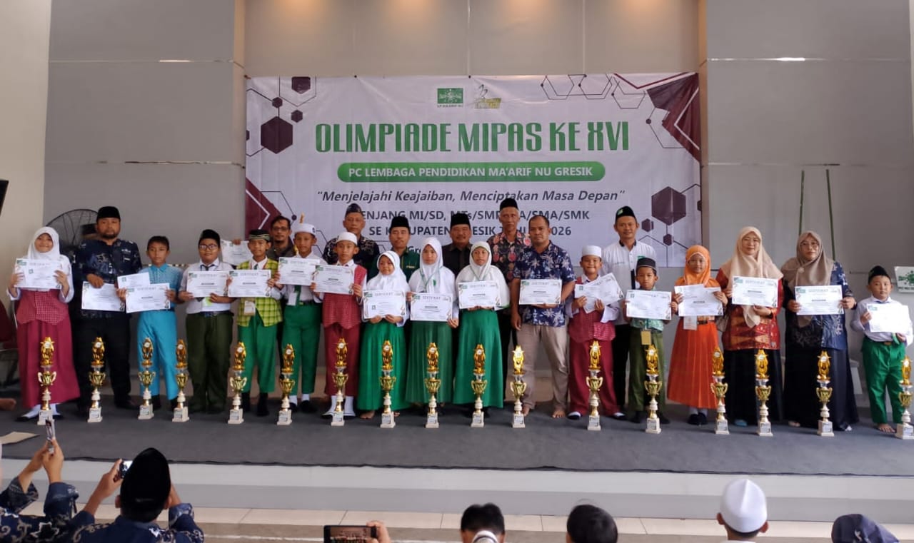 Sesi penyerahan trofi dan hadiah bagi para juara olimpiade MIPAS ke-16 PC LP Ma'arif NU Gresik. Foto: dok PC LP Ma'arif NU Gresik/NUGres