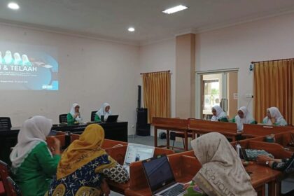PC Fatayat NU Gresik bersama PSGA UQ melakukan kajian dan telaah Perda Gresik Nomor 4 Tahun 2012 tentang Pengarusutamaan Gender (PUG) dalam Pembangunan Daerah, Ahad (18/1/2026). Foto: dok PC Fatayat NU Gresik/NUGres