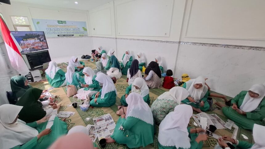 Pimpinan Anak Cabang (PAC) Fatayat NU Gresik sukses menyelenggarakan Pelatihan Eco Friendly atau kriya berkelanjutan yang berfokus pada pemanfaatan bahan daur ulang, Ahad (4/1/2026). Foto: dok PAC Fatayat NU Gresik/NUGres