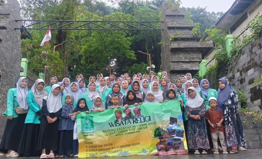 Menyambut Hari Lahir (Harlah) 1 Abad NU tahun Masehi, Pimpinan Ranting Fatayat NU Cerme Kidul bersama kader dan tokoh masyarakat menggelar Ziarah Wali di Gresik dan Surabaya, Ahad (18/1/2026). Foto: dok PR Fatayat NU Cerme Kidul/NUGres