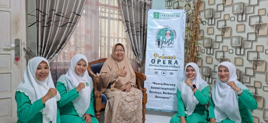 Pimpinan Cabang (PC) Fatayat NU Gresik melalui Tim Media, Informasi, dan Komunikasi (Medifo) kembali melaksanakan podcast OPERA (Obrolan Pemudi Berdaya). Pada episode kedua ini, PC Fatayat NU Gresik menghadirkan salah seorang tokoh perempuan berpengaruh di Kabupaten Gresik, Nyai Hj Sakinah Ma’shum. Foto: dok PC Fatayat NU Gresik/NUGres