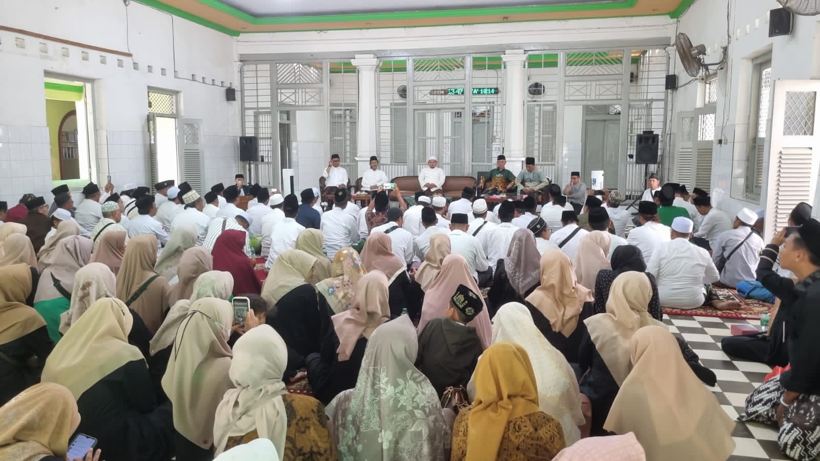 Rombongan MWCNU Kebomas dalam kegiatan Rihlah Sowan Kiai. Foto: dok MWCNU Kebomas/NUGres
