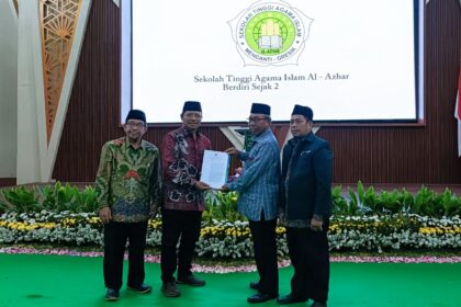 Penyerahan Surat Keputusan alih bentuk dilakukan langsung oleh Dirjen Pendidikan Islam Kementerian Agama Republik Indonesia Prof. Dr. Amin Suyitno, M. Ag. (Batik merah), diterima oleh Rektor Universitas Islam Al Azhar Gresik, Dr. H. Imam Bahrozi, MM. Foto: dok Universitas Islam Al Azhar Gresik/NUGres