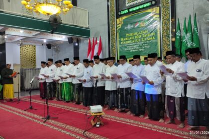 Di tengah momen bersejarah peringatan Hari Lahir Nahdlatul Ulama (Harlah NU) ke-100 tahun Masehi, Pengurus Ranting Nahdlatul Ulama (PRNU) Pondok Permata Suci (PPS) Manyar Gresik, resmi dilantik. Pelantikan digelar pada Sabtu malam (31/1/2026). Foto: NUGres