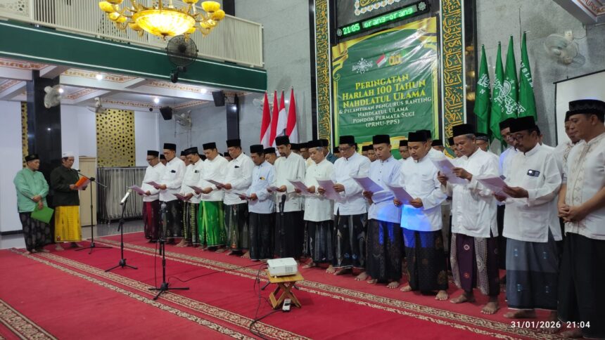 Di tengah momen bersejarah peringatan Hari Lahir Nahdlatul Ulama (Harlah NU) ke-100 tahun Masehi, Pengurus Ranting Nahdlatul Ulama (PRNU) Pondok Permata Suci (PPS) Manyar Gresik, resmi dilantik. Pelantikan digelar pada Sabtu malam (31/1/2026). Foto: NUGres