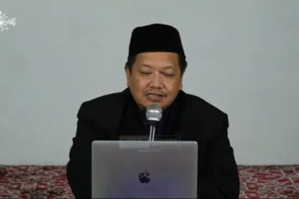 Kepala Cabang NU Care Lazisnu PCNU Gresik, Ustadz Badrus Sholeh S.Ag., memberikan wawasan mendalam perihal Zakat, Infak, dan Sedekah dalam lingkup jamiyyah Nahdlatul Ulama, pada Sabtu (21/2/2026). Foto: YouTube NUGres Channel