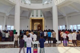 Menyambut datangnya bulan Ramadan 1447 Hijriah, jamaah salat Jumat di Masjid KH Robbach Ma'sum Gresik Diajak Mempersiapkan diri. Foto: Samsul/NUGres