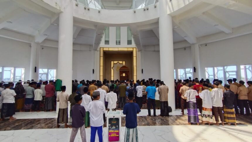 Menyambut datangnya bulan Ramadan 1447 Hijriah, jamaah salat Jumat di Masjid KH Robbach Ma'sum Gresik Diajak Mempersiapkan diri. Foto: Samsul/NUGres