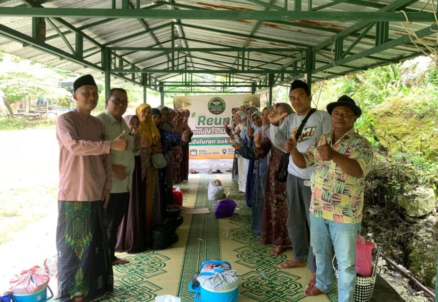 Memanfaatkan momentum Hari Raya Idulfitri 1447 untuk perkuat silaturahmi, alumni MTs Al Karimi Tebuwung Dukun Gresik selenggarakan reuni, Rabu (25/3/2026). Foto: Syafik Hoo/NUGres