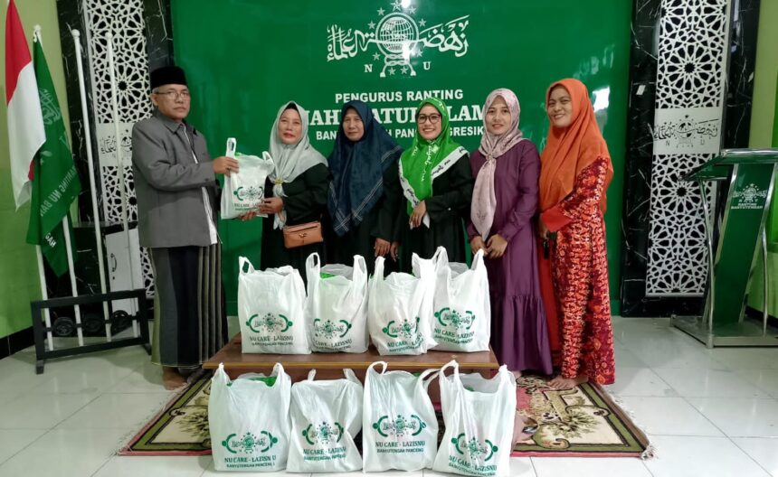 Ketua PRNU Banyutengah secara simbolis menyerahkan bantuan paket beras kepada warga, Jumat (6/3/2026). Foto: dok PRNU Banyutengah/NUGres