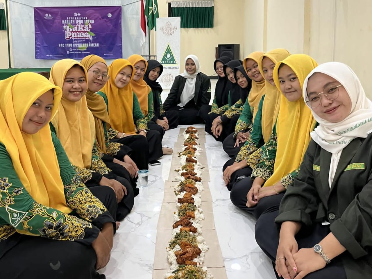Penuh kebersamaan. Suasana penuh kebersamaan gelaran buka puasa bersama yang diselenggarakan oleh PAC IPNU IPPNU Kedamean. Foto: dok PAC IPNU IPPNU Kedamean/NUGres 