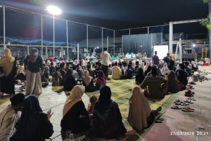"YOYO KUPAT". Warga di Desa Sumurber Kecamatan Panceng Gresik penuh antusias mengikuti Kenduri Ketupat, Jumat (27/3/2026) malam. Foto: Chidir/NUGres