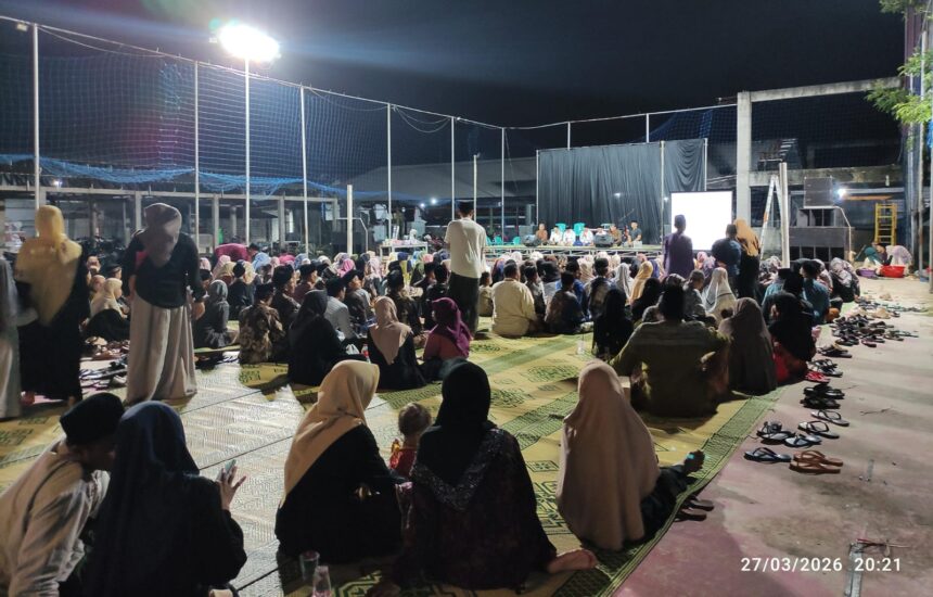 "YOYO KUPAT". Warga di Desa Sumurber Kecamatan Panceng Gresik penuh antusias mengikuti Kenduri Ketupat, Jumat (27/3/2026) malam. Foto: Chidir/NUGres