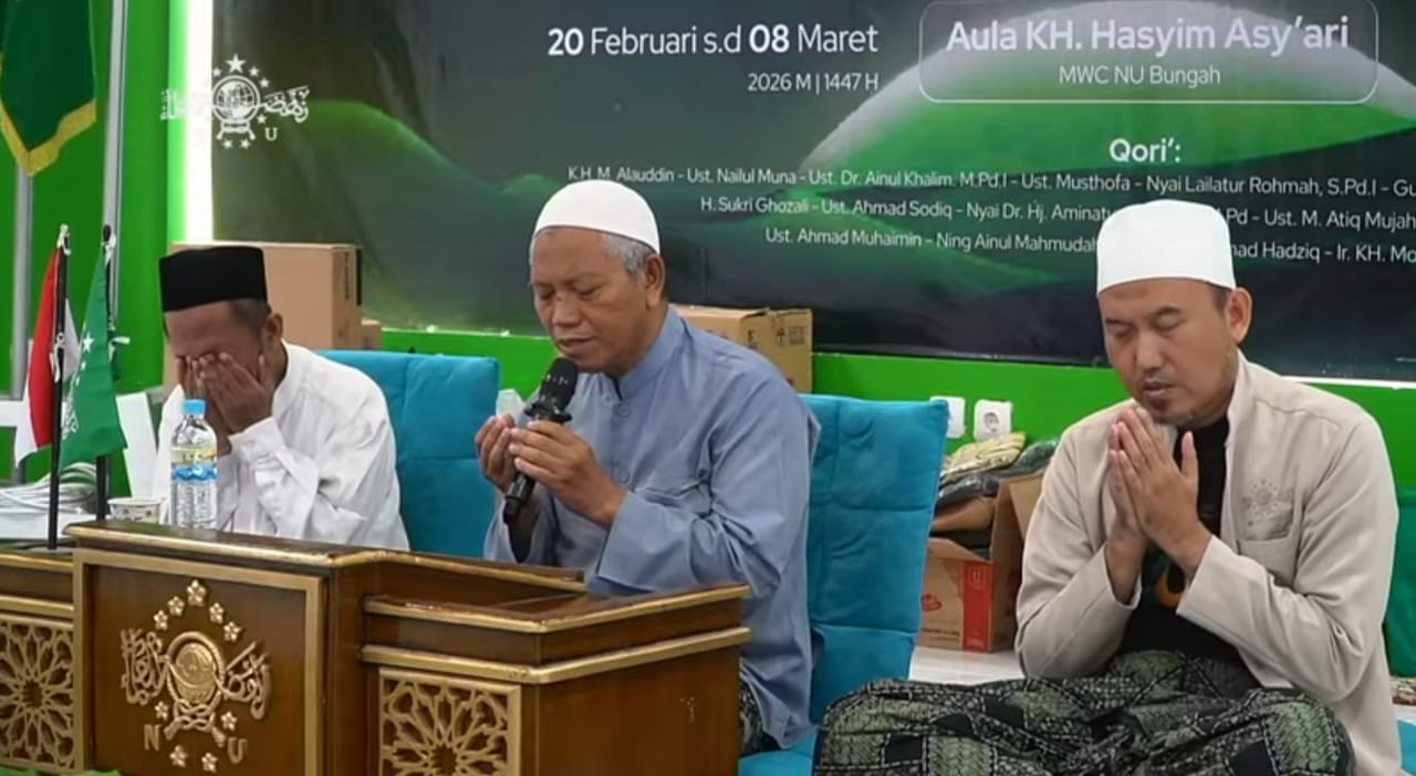 Rais Syuriyah MWCNU Bungah KH Ir. Hamdan memimpin doa bersama. Foto: dok LTN MWCNU Bungah/NUGres 
