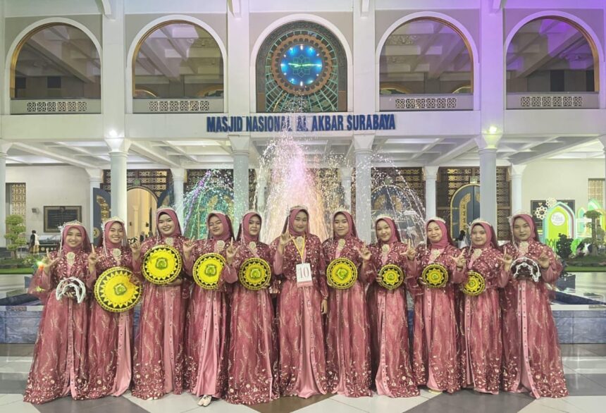 Grup Hilwa Awi yang merupakan para santri Pondok Pesantren Al Karimi Tebuwung Dukun Gresik meraih Juara 1 Lomba Qasidah Rebana Healing Ramadan yang diselenggarakan oleh Masjid Al-Akbar Surabaya. Foto: dok PP Al Karimi Tebuwung/NUGres