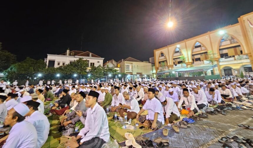 Puluhan ribu jamaah hadir di Pondok Pesantren Mambaus Sholihin guna bertabarrukan dalam Majelis Haul Masyayikh dan Malam Selikur Ramadan 1447 Hijriah, Selasa (10/3/2026) malam. Foto: ist/NUGres