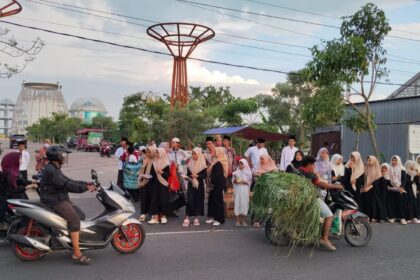 Siswa MI Taswirul Afkar Karangsemanding Gelar dengan antusias membagikan Takjil dan Buka Bersama kepada pengguna jalan yang melintasi kawasan Islamic Center Gresik, Kamis (12/3/2026). Foto: dok MI Taswirul Afkar Karangsemanding/NUGres