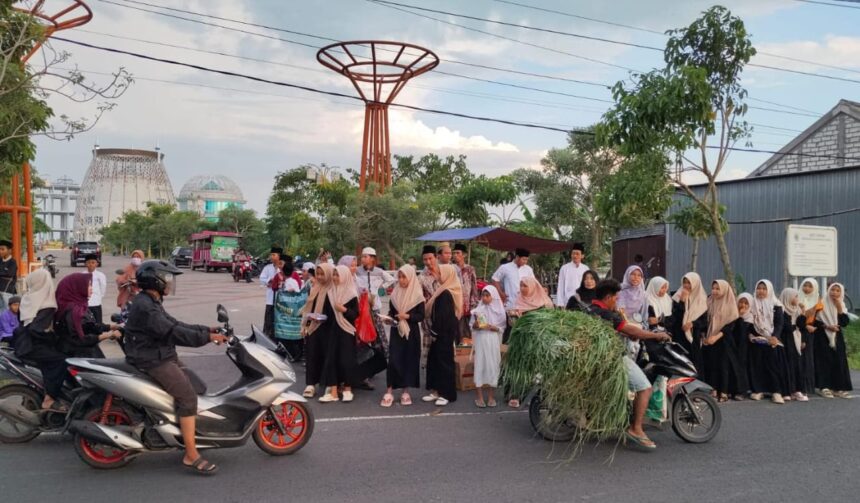 Siswa MI Taswirul Afkar Karangsemanding Gelar dengan antusias membagikan Takjil dan Buka Bersama kepada pengguna jalan yang melintasi kawasan Islamic Center Gresik, Kamis (12/3/2026). Foto: dok MI Taswirul Afkar Karangsemanding/NUGres