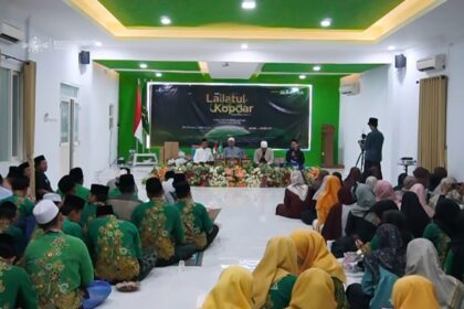MWCNU Bungah Gresik menutup gelaran pengajian rutin Lailatul Kopdar pada Ramadan 1447 dengan khataman Kitab Al-Misku al-Faih dan Doa Bersama, Ahad (8/3/2026). Foto: dok LTN MWCNU Bungah/NUGres