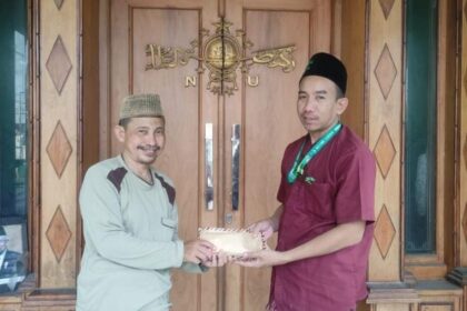 Wujud gerakan kemandirian dalam mendukung program pembangunan jamiyyah, LP Ma'arif MWCNU Kedamean menyerahkan donasi Rp28,6 juta kepada NU Care Lazisnu MWCNU Kedamean. Foto: dok NU Care Lazisnu Kedamean/NUGres