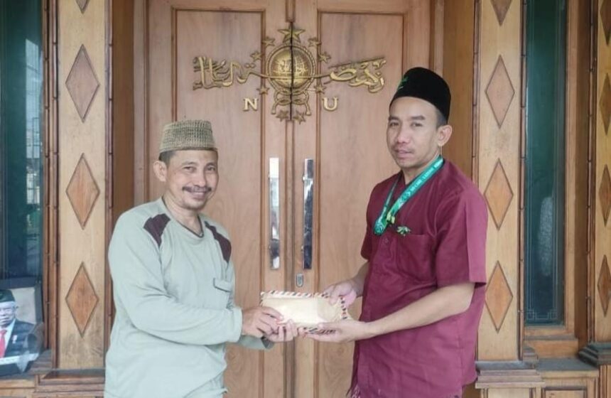 Wujud gerakan kemandirian dalam mendukung program pembangunan jamiyyah, LP Ma'arif MWCNU Kedamean menyerahkan donasi Rp28,6 juta kepada NU Care Lazisnu MWCNU Kedamean. Foto: dok NU Care Lazisnu Kedamean/NUGres